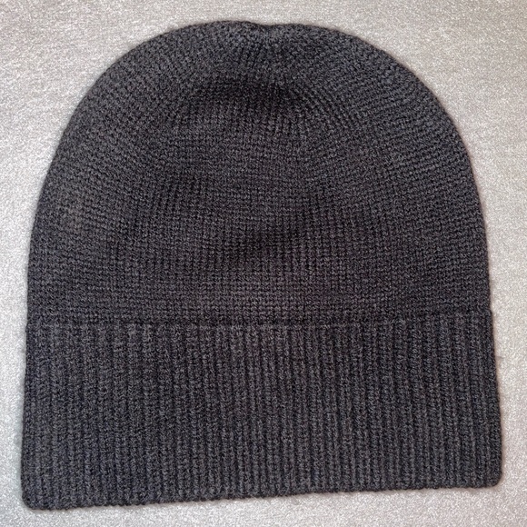 Kate Spade Beanie Black with gold spade & bow OS stretch New - Picture 8 of 10